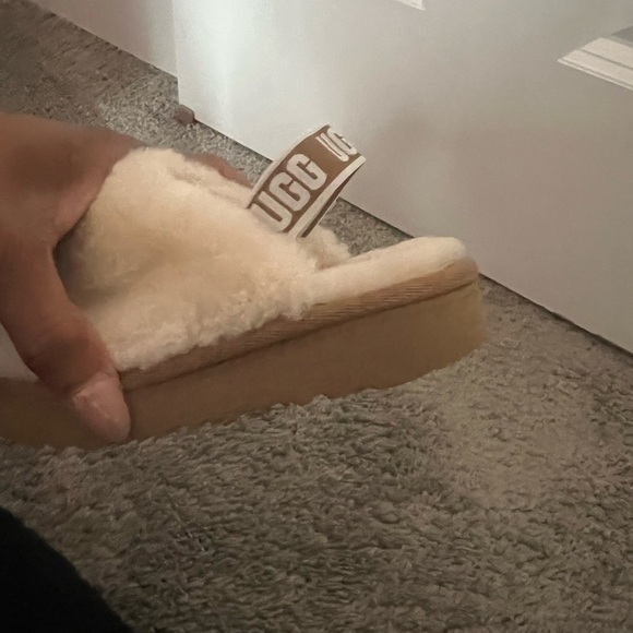 Ugg slipper toddler ivory with strap. Barely worn and comfy. - Picture 3 of 4